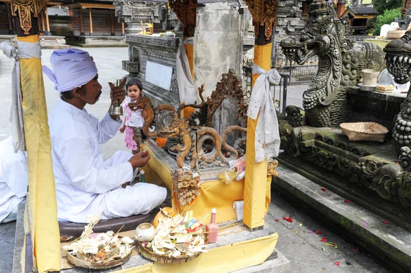 People praying at Tirta Empul Hindu Temple of Bali on Indonesia — Stock Photo, Image