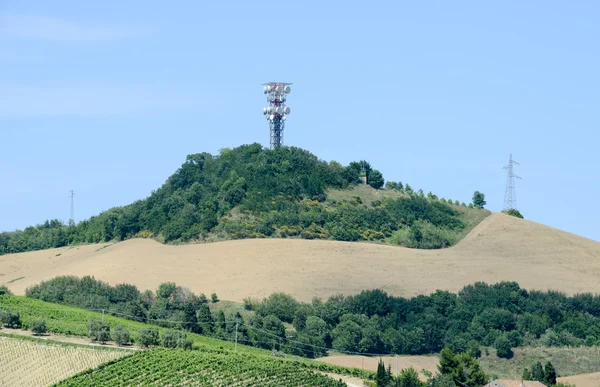 Komunikační antény na kopci — Stock fotografie