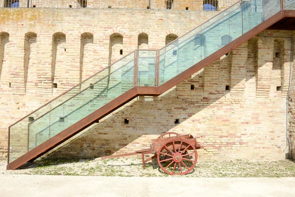 Escaliers au château Acquaviva Picena — Photo