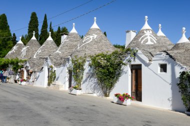 İnsanların önünde Alberobello bir Hediyelik eşya dükkanında