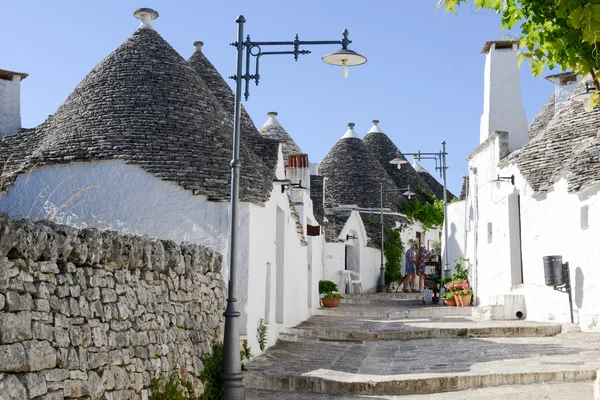 Turistas que visitan Alberobello — Foto de Stock