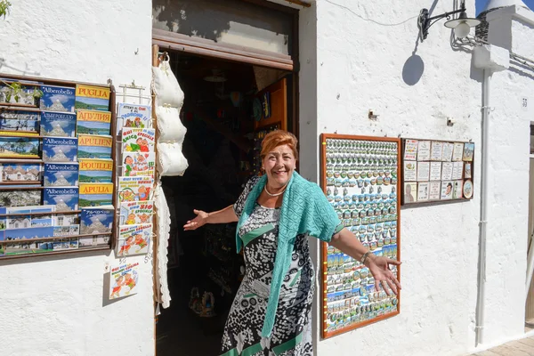 Mulher na frente de sua loja de lembranças de Alberobello — Fotografia de Stock