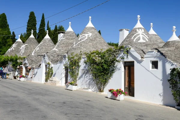 Personas frente a una tienda de recuerdos en Alberobello — Foto de Stock