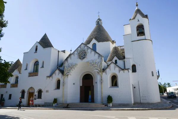 Persone davanti alla chiesa dei Trulli — Foto Stock