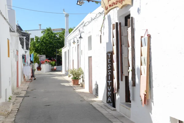 Femme devant sa maison trulli — Photo