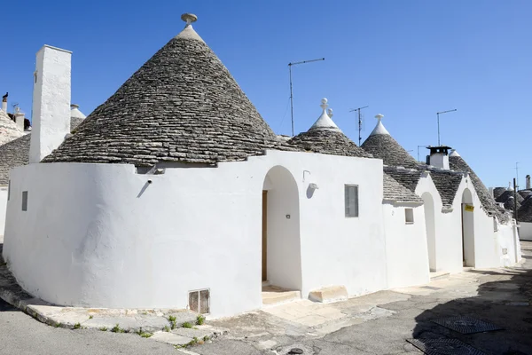 Alberobello kasaba trulli evleriyle — Stok fotoğraf