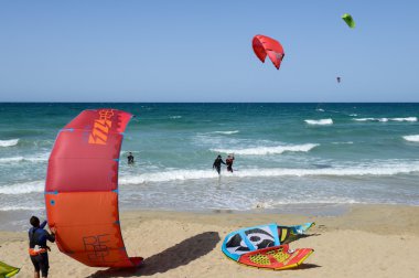 İnsanlar Torre Canne sahilde kitesurf