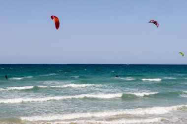İnsanlar Torre Canne sahilde kitesurf