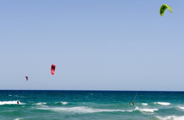 İnsanlar Torre Canne sahilde kitesurf