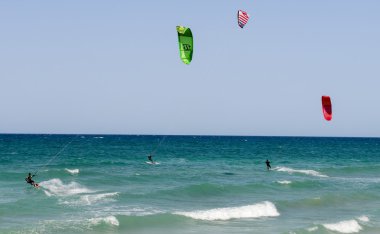 İnsanlar Torre Canne sahilde kitesurf