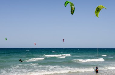 İnsanlar Torre Canne sahilde kitesurf