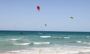 İnsanlar Torre Canne sahilde kitesurf