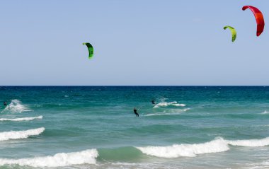 İnsanlar Torre Canne sahilde kitesurf