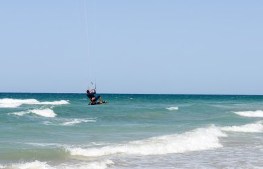 Torre Canne sahilinde man kitesurf