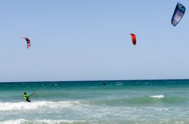 İnsanlar Torre Canne sahilde kitesurf