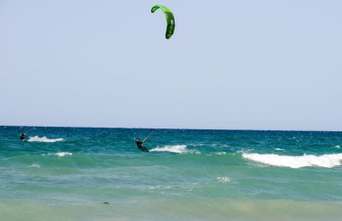 İnsanlar Torre Canne sahilde kitesurf