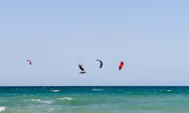 İnsanlar Torre Canne sahilde kitesurf
