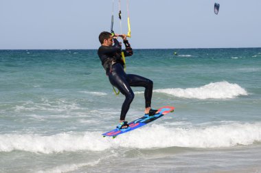 Torre Canne sahilinde man kitesurf