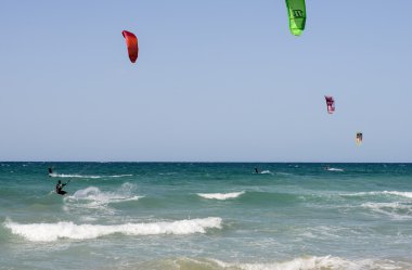 İnsanlar Torre Canne sahilde kitesurf