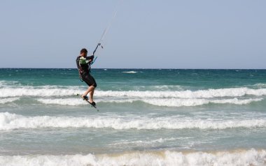 Torre Canne sahilinde man kitesurf