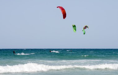 İnsanlar Torre Canne sahilde kitesurf
