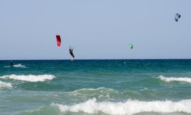 İnsanlar Torre Canne sahilde kitesurf