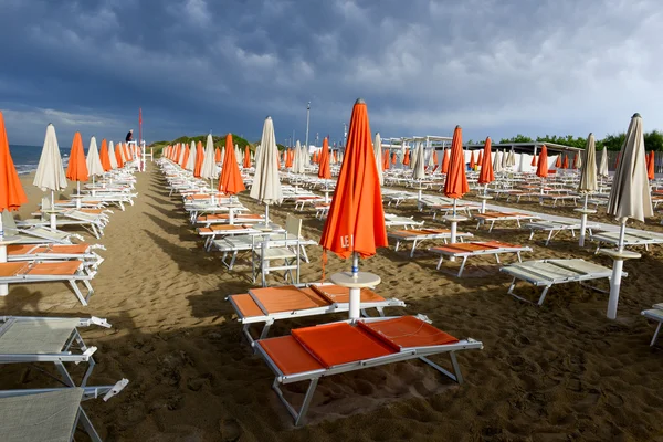 Homem na praia de Torre Canne — Fotografia de Stock