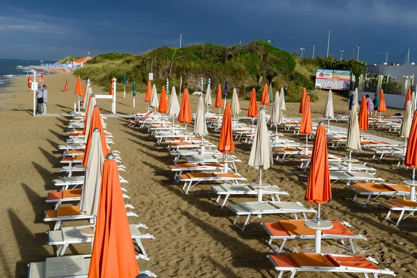 Människor på stranden i Torre Canne — Stockfoto