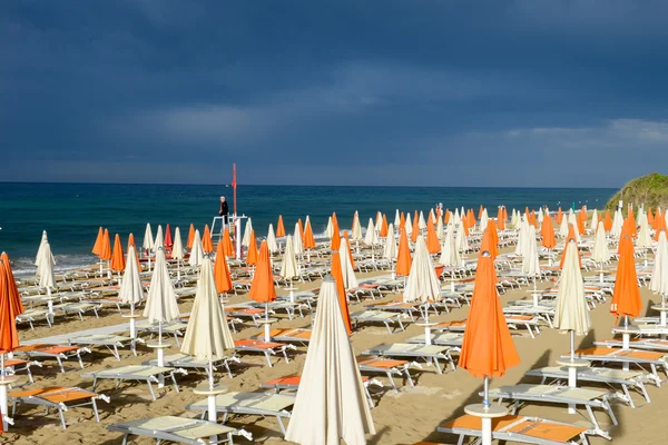 Hombre en la playa de Torre Canne — Foto de Stock