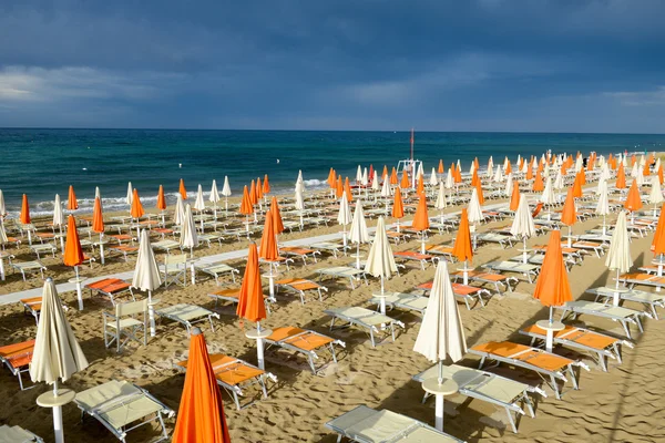 Gente en la playa de Torre Canne — Foto de Stock