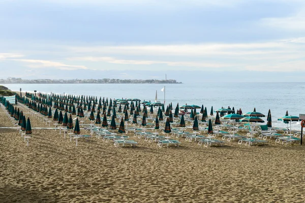 Människor på stranden i Torre Canne — Stockfoto