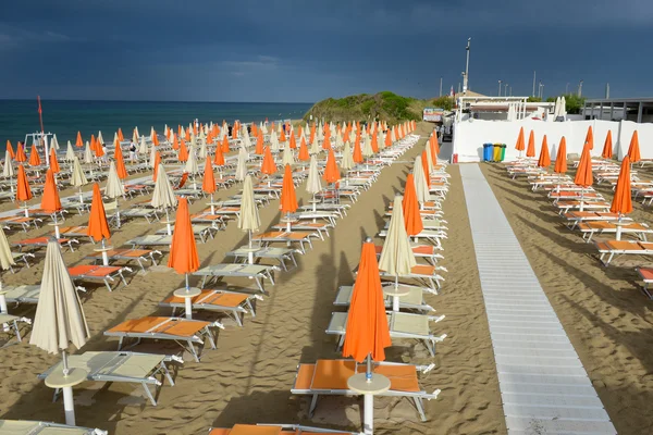 Mensen op het strand van Torre Canne — Stockfoto