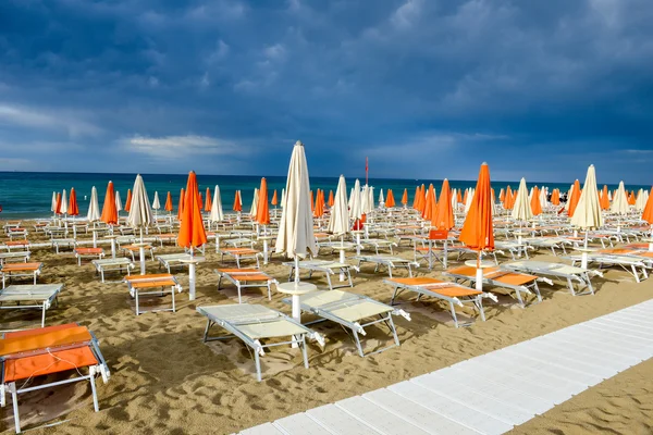 Människor på stranden i Torre Canne — Stockfoto