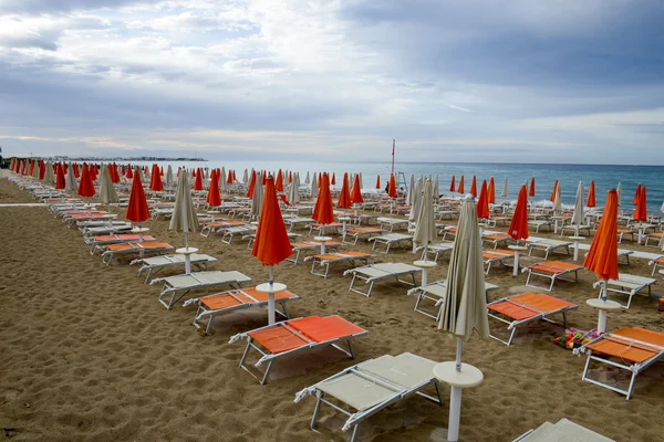 Gente en la playa de Torre Canne — Foto de Stock