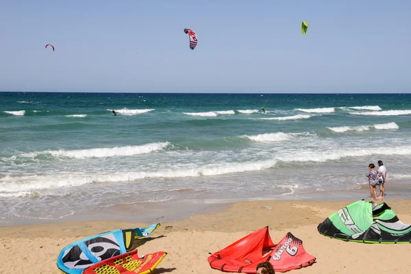 Människor kitesurfing på stranden i Torre Canne — Stockfoto