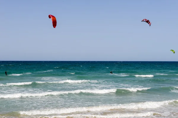 Kitesurf sur la plage de Torre Canne — Photo