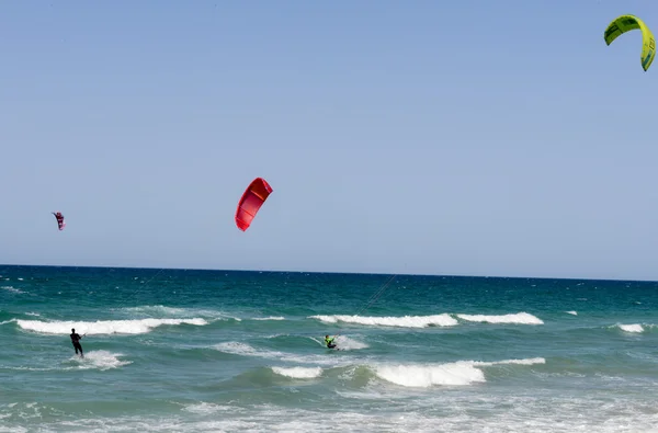 Kitesurf sur la plage de Torre Canne — Photo