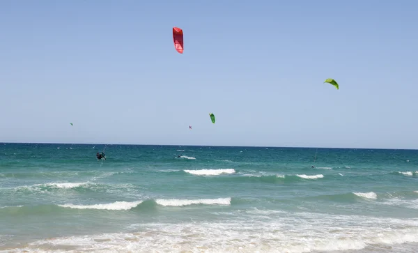 Leute Kitesurfen am Strand von Torre Canne — Stockfoto