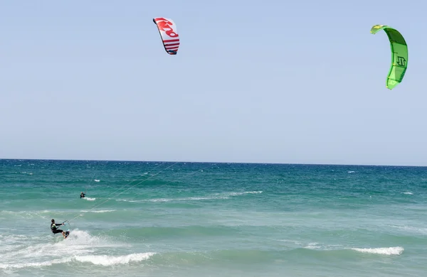 People kitesurfing on the beach of Torre Canne — Stock Photo, Image