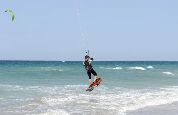 Hombre kitesurf en la playa de Torre Canne — Foto de Stock