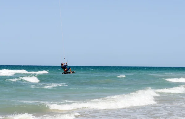 Homme kitesurf sur la plage de Torre Canne — Photo