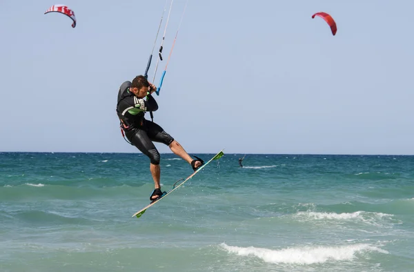Gente practicando kitesurf en la playa de Torre Canne — Foto de Stock