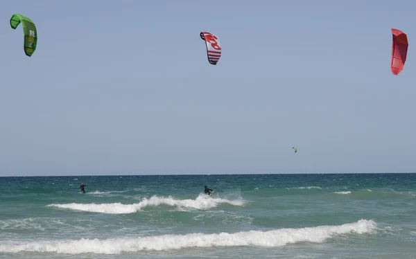 Gente practicando kitesurf en la playa de Torre Canne —  Fotos de Stock