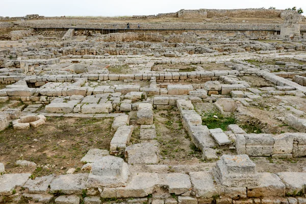 Pessoas que visitam ruínas romanas antigas — Fotografia de Stock