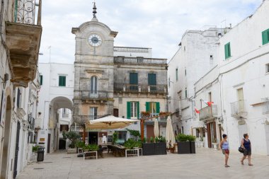 Cisternino içinde Puglia üzerinde yürüyen insanlar