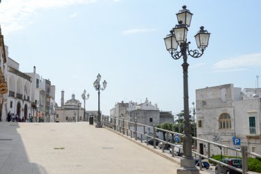 Cisternino içinde Puglia üzerinde yürüyen insanlar