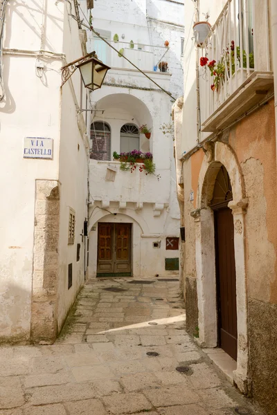 Narrow alley of Cisternino in Puglia — Stock Photo, Image