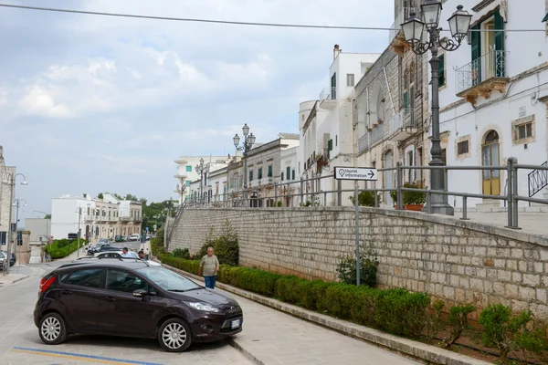 Gente caminando en Cisternino en Puglia — Foto de Stock