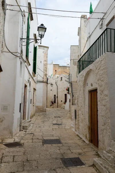 Úzké uličky města Cisternino v Apulii — Stock fotografie