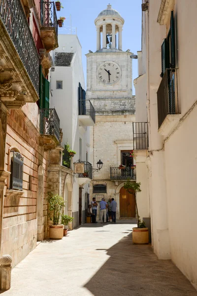 Gente en las calles de Locorotondo en Puglia — Foto de Stock